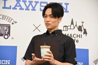 「アメージングアイスキャラメルラテ」をアピールするEXILE TETSUYA。