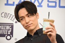「アメージングアイスキャラメルラテ」をアピールするEXILE TETSUYA。