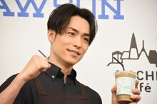 「アメージングアイスキャラメルラテ」をアピールするEXILE TETSUYA。