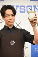 「アメージングアイスキャラメルラテ」をアピールするEXILE TETSUYA。
