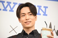 「アメージングアイスキャラメルラテ」をアピールするEXILE TETSUYA。