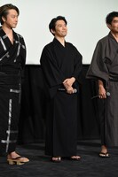 岡田義徳（中央）