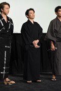 岡田義徳(中央)