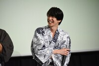 高嶋政宏の“大人のセクシーなジョーク”に笑う前田公輝。