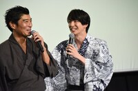 突然「HiGH&LOW!」と発言した高嶋政宏（左）を「それは昨日の！」と止めに入る前田公輝。