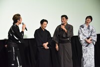 暴走する高嶋政宏（右から2番目）を制するTAKAHIRO（左端）。