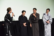 暴走する高嶋政宏（右から2番目）を制するTAKAHIRO（左端）。