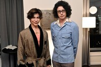 「時効警察・復活スペシャル」より、左から武田真治、オダギリジョー。