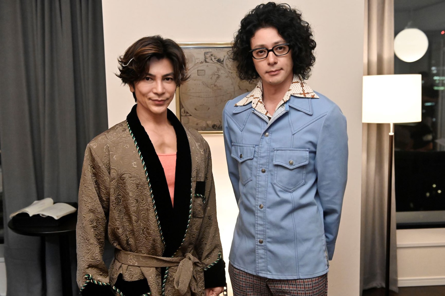 左から武田真治、オダギリジョー。