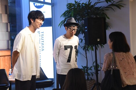 観客を見送る眞島秀和（左）と市井昌秀（中央）。