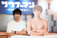 左から眞島秀和、眞島秀和のパネル。