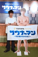 左から眞島秀和、眞島秀和のパネル。