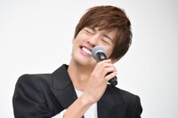 照れながら共演者への感謝を述べる奥野壮。