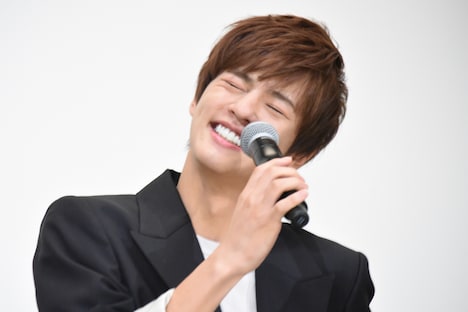 照れながら共演者への感謝を述べる奥野壮。