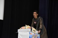 「おめでとーう！」と言いながらサプライズ登壇した渡邊圭祐。