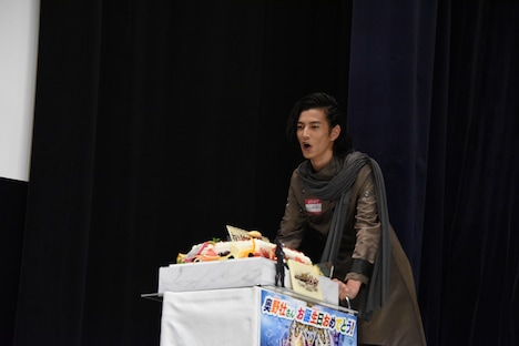 「おめでとーう！」と言いながらサプライズ登壇した渡邊圭祐。