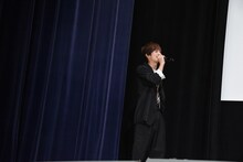 渡邊圭祐のサプライズ登壇に驚き、ステージ端まで後退りしてしまった奥野壮。