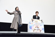 「祝え！」と奥野壮（右）の誕生日を祝う渡邊圭祐（左）。