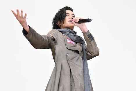 「祝え！」と奥野壮の誕生日を祝う渡邊圭祐。