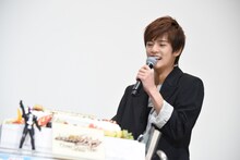 ケーキに驚く奥野壮。