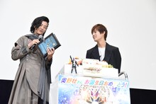 逢魔降臨暦から手紙を取り出そうとする渡邊圭祐（左）。