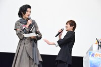 逢魔降臨暦から手紙を取り出すふりをして、わざと白紙を取り出すというボケを挟んだ渡邊圭祐（左）。