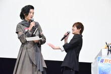 逢魔降臨暦から手紙を取り出すふりをして、わざと白紙を取り出すというボケを挟んだ渡邊圭祐（左）。