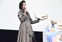 デコレーションされた逢魔降臨暦のページを見せる渡邊圭祐。