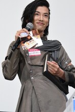 奥野壮の写真に自らのサインをしたためた渡邊圭祐。