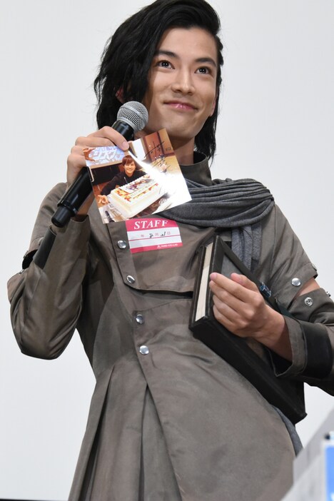 奥野壮の写真に自らのサインをしたためた渡邊圭祐。