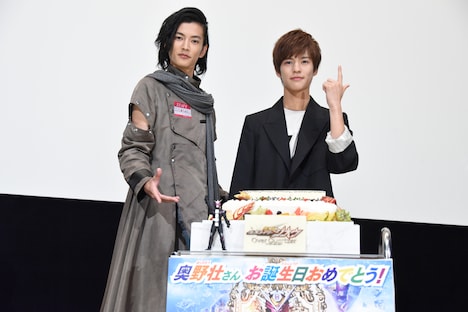 左から渡邊圭祐、奥野壮。