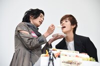 奥野壮（右）にケーキを食べさせる渡邊圭祐（左）。