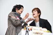 奥野壮（右）にケーキを食べさせる渡邊圭祐（左）。