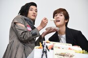 奥野壮（右）にケーキを食べさせる渡邊圭祐（左）。