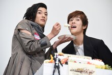 奥野壮（右）にケーキを食べさせる渡邊圭祐（左）。