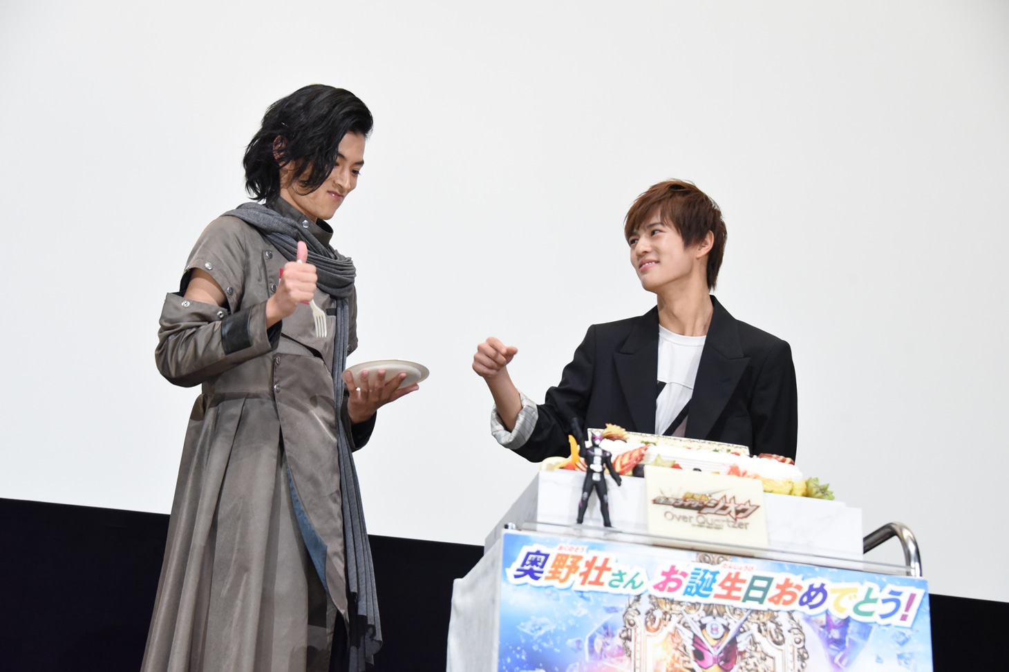 奥野壮（右）にケーキを食べさせたあと、自分でも味見する渡邊圭祐（左）。