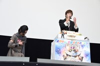 奥野壮（右）の挨拶を、ひざまずいて聞く渡邊圭祐（左）。