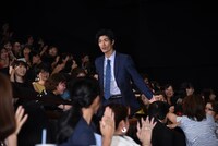 会場の通路を歩く三浦春馬。