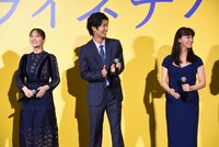 原田泰造の話に笑う貫地谷しほり（左）、三浦春馬（中央）、多部未華子（右）。