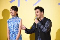 風邪を引いていることを観客に伝える矢本悠馬（右）。