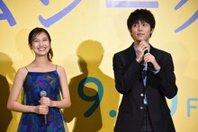 左から恒松祐里、萩原利久。