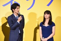 左から三浦春馬、多部未華子。