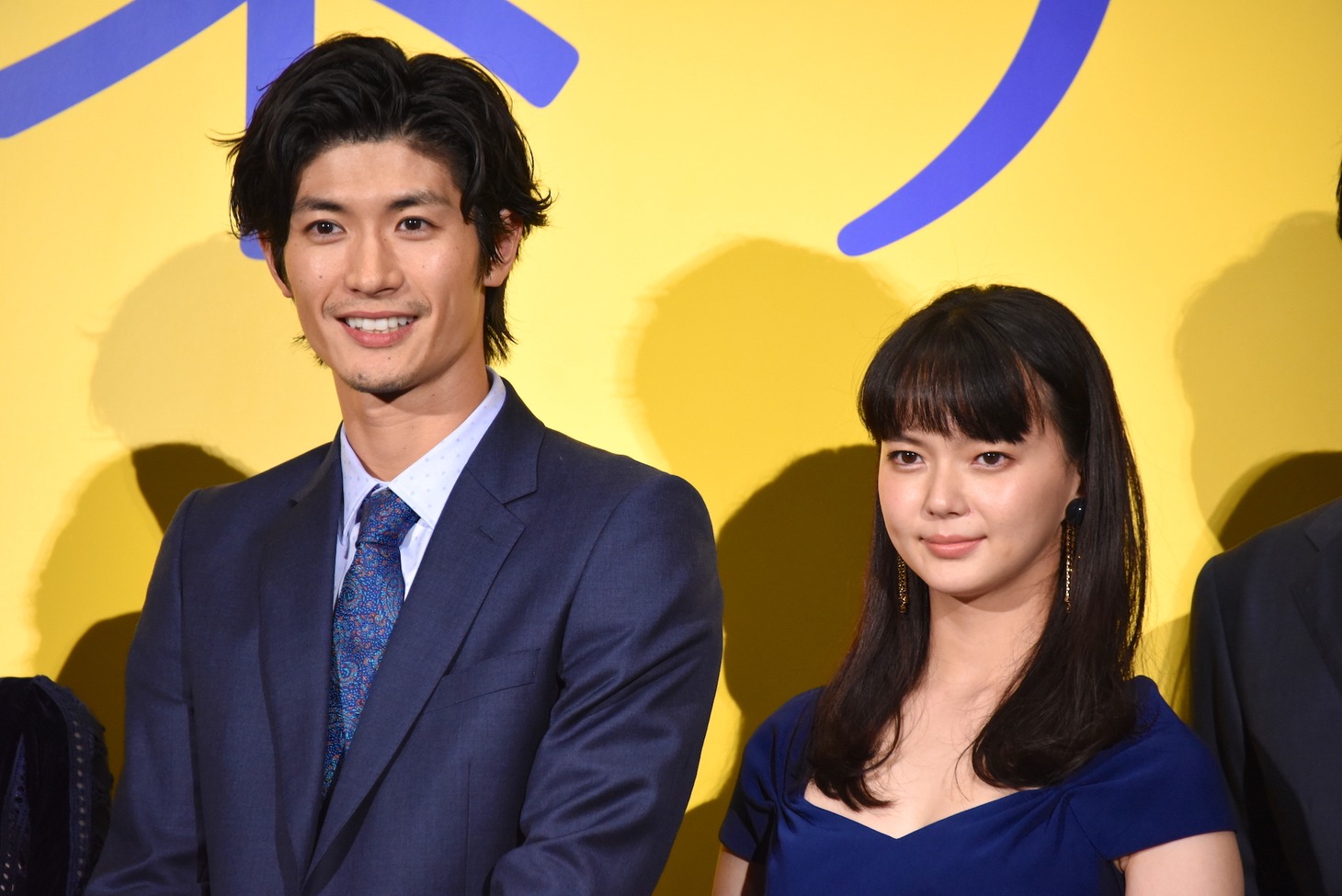 左から三浦春馬、多部未華子。