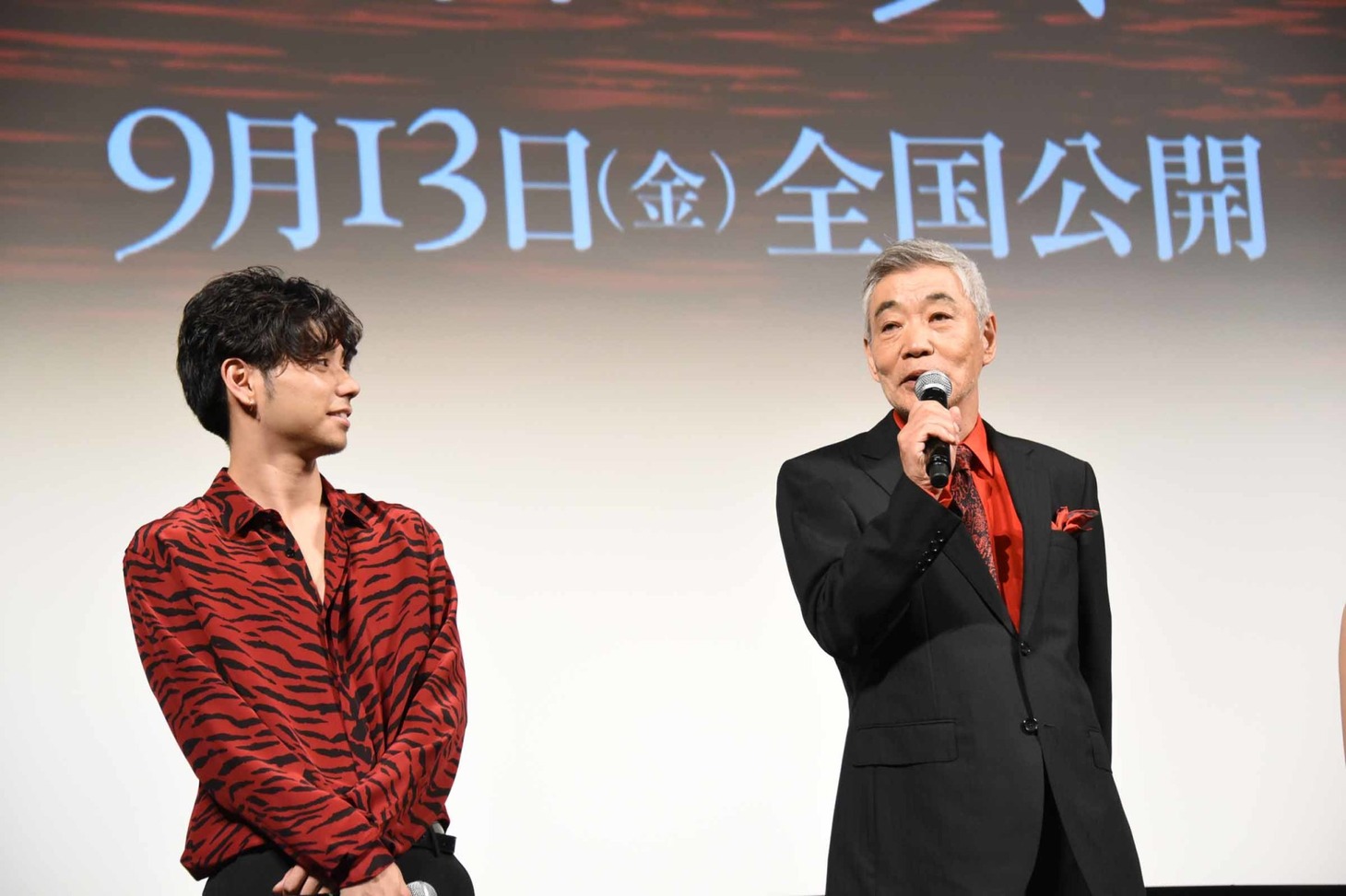 左から村上虹郎、柄本明。