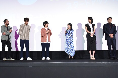 映画「スタートアップ・ガールズ」完成披露上映会の様子。