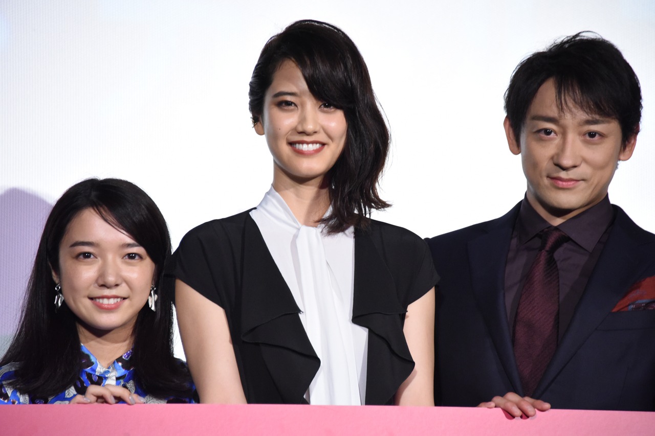 「スタートアップ・ガールズ」完成披露上映会の様子。左から上白石萌音、山崎紘菜、山本耕史。