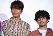 左から喜多建介、後藤正文。