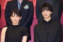 左から吉岡里帆、高杉真宙。