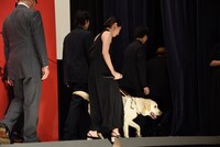 パルと一緒にステージを去る吉岡里帆。