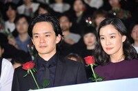 左から池松壮亮、蒼井優。